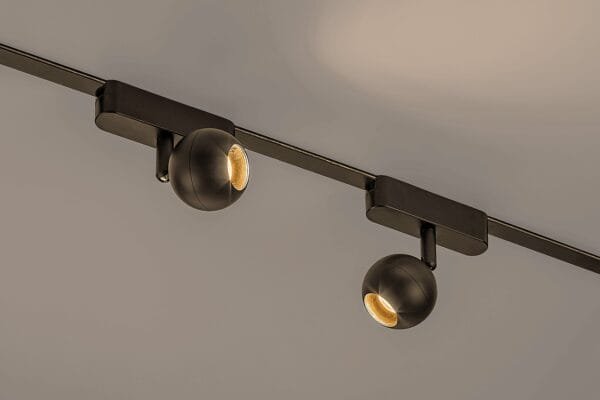 lampa spot led pe sina